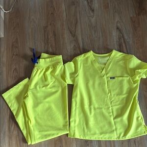 Figs Neon Yellow Scrub Set